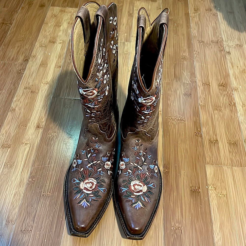 Shyanne Women’s Maisie Floral Embroidered Western Leather Boots - Snip Toe.